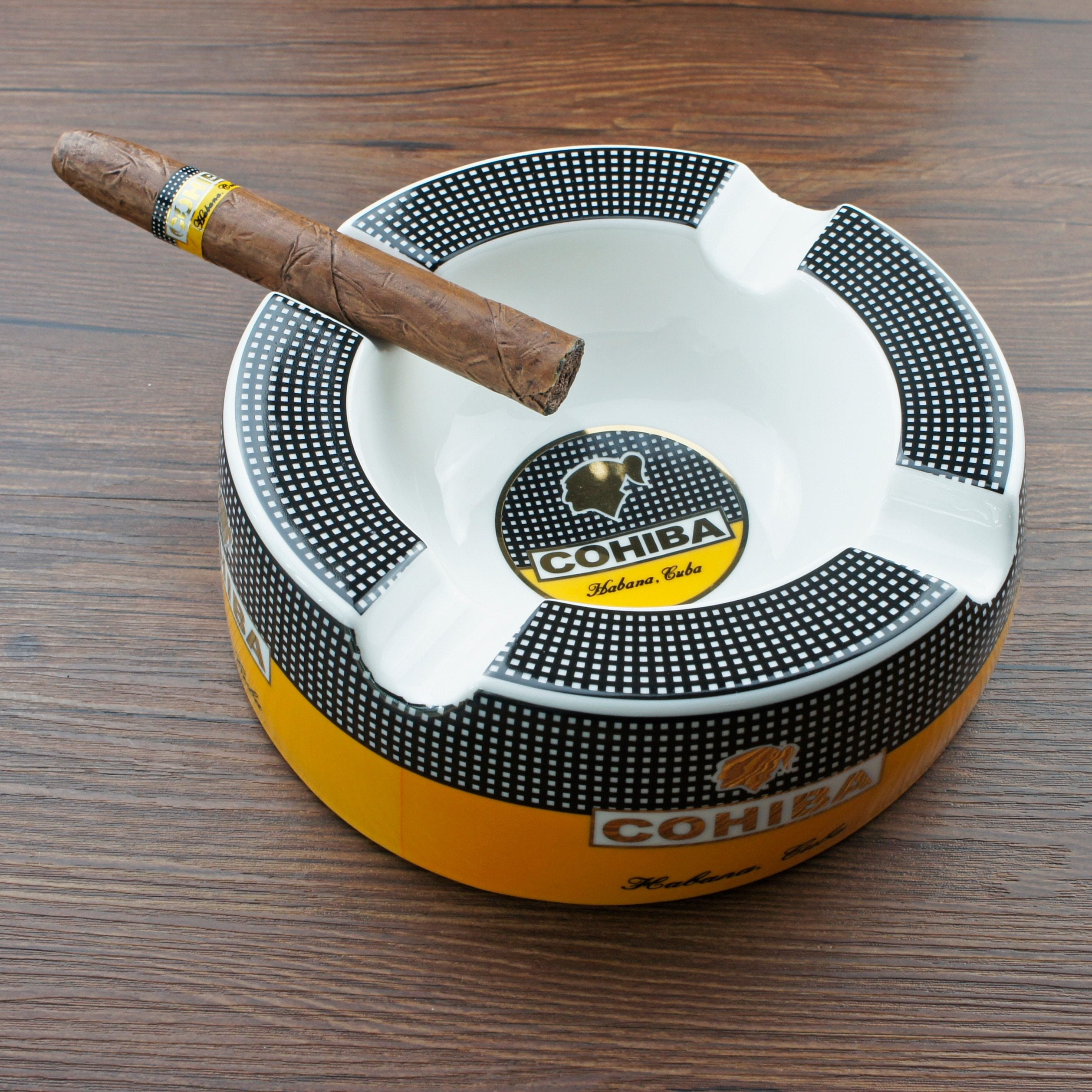 Cigar four middle round ashtray